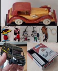 TipiTip Tipitoş Hugo Hugolina mezarcı tabutçu anahtarlık süs set. Mercedes Sprinter UPS kargo metal araba. Ahşap klasik araba. Mavi bandrollü uzun Marlboro sigara paketi formunda ahşap kutu. Koleksiyon nostalji tasarım dekor hediye vintage retro aksesuar reklam promosyon minyatür diorama hobi antika