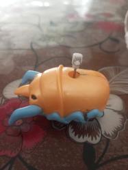 Kurmalı hareket eden turuncu böcek