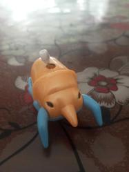 Kurmalı hareket eden turuncu böcek