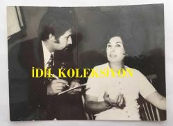 MUZAFFER AKGÜN'ÜN ORİJİNAL FOTOĞRAFI - 14 x 10 cm EBADINDA - MUZAFFER AKGÜN RÖPORTAJ VERİRKEN ÇEKİLMİŞ BİR KARE