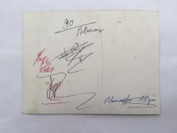 MUZAFFER AKGÜN'ÜN ORİJİNAL FOTOĞRAFI - 14 x 10 cm EBADINDA - MUZAFFER AKGÜN RÖPORTAJ VERİRKEN ÇEKİLMİŞ BİR KARE