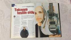 AKTÜEL HAFTALIK HABER DERGİSİ - SAYI:456 - 6-12 NİSAN - 2000 -  “CHEATLI KUŞAK” DOSYASINDA LİSELERDEKİ ÇEK-SENETÇİ GENÇLER, İNFAZCI TENEFFÜS ÇETELERİ VE KÜÇÜK ÇATLI’LAR MERCEK ALTINA ALINDI – SHOW TV’NİN “KİM 500 MİLYAR İSTER” YARIŞMASI REYTİNG REKORLARI KIRDI, TÜRKİYE’DE BİLGİ YARIŞMASI ÇILGINLIĞI BAŞLADI – ESTETİKTE YENİ TREND: “YÜZ AEROBİĞİ” İLE GENÇLİĞE DÖNÜŞ – ORHAN PAMUK “İSTANBUL – HATIRALAR VE ŞEHİR” KİTABINDA İLK CİNSEL DENEYİMİNİ VE ÖZEL YAŞAMINI ANLATIYOR, EN ÇARPICI BÖLÜMLER AKTÜEL’DE – CÜNEYT ZAPSU “BAŞBAKANIN EN YAKINI” OLARAK DEŞİFRE EDİLDİ, AKP İÇİNDEKİ ETKİSİ TARTIŞILIYOR – EYMÜR “MİT’E ALDIĞIM ADAM HADEP GENEL BAŞKANI’NI VURDURMAYA KALKTI” DİYEREK FAİLİ MEÇHUL DOSYASINI AÇIYOR – BENETTON SİSLEY DEFİLESİNDE “OLDUĞUN GİBİ GEL” TEMASIYLA SOKAKTAN MANKENLER SAHNEDE – MEVLANA VAKFI “GEL” ALBÜMÜYLE SANTA BARBARA’DA KONSER KAYDINI YAYINLADI – KOÇ AİLESİ KOLEKSİYONU PARİS’TE SERGİLENİYOR, OSMANLI SANATI ULUSLARARASI SAHNELERDE – 146 SAYFA