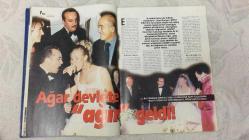 AKTÜEL HAFTALIK HABER DERGİSİ - SAYI:370 - 20-26 AĞUSTOS 1998 -  MEHMET AĞAR’IN OĞLUNUN DÜĞÜNÜ SİYASET, İŞ VE BÜROKRASİYİ BİR ARAYA GETİRDİ, DEMİREL’İN KATILMAMASI “SİYASETEN AKLAMA” TARTIŞMASI YARATTI – GAZETECİ REFİK ERDURAN 70 YAŞINDA VİAGRA TECRÜBESİYLE ÜVEY KIZINDAN NASIL ÇOCUK SAHİBİ OLDUĞUNU ANLATTI – “FERHAT BİR TÜP BEBEK” BAŞLIĞIYLA GÜNDEME GELEN OLAY TOPLUMSAL TABULARI SORGULATIYOR – “ZİNCİRLİ KÖLE” TESTİYLE SOKAKTAKİ VATANDAŞIN OTORİTEYE TEPKİSİ ÖLÇÜLDÜ – SİVASLI CINDY OLARAK TANINAN TUĞBA ŞAHİN DANİMARKA’DA MANKENLİK YAPIYOR, TÜRK ERKEKLERİNİ YORUMLUYOR – ABD’NİN YENİ SADDAM’I OLARAK TANITILAN USAME BİN LADİN, AFRİKA’DAKİ SALDIRILAR SONRASI DÜNYA GÜNDEMİNDE – CEZAEVİ TURİZMİ DOSYASINDA HAPİSTE YATAN SANATÇILAR ZİYARET EDİLİYOR – TÜRK PLASTİK CERRAHİ DERNEĞİ BAŞKANI ONUR EROL YÜZÜNÜ MESLEKTAŞLARINA EMANET EDİYOR, ESTETİKTE “ÜÇ FARK” DOSYASIYLA YENİ TRENDLER TARTIŞILIYOR – GEORGE SIMENON 10 BİN KADINLA BİRLİKTE OLDUĞUNU İDDİA EDİYOR,  - 128  SAYFA
