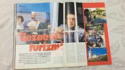 AKTÜEL HAFTALIK HABER DERGİSİ - SAYI:370 - 20-26 AĞUSTOS 1998 -  MEHMET AĞAR’IN OĞLUNUN DÜĞÜNÜ SİYASET, İŞ VE BÜROKRASİYİ BİR ARAYA GETİRDİ, DEMİREL’İN KATILMAMASI “SİYASETEN AKLAMA” TARTIŞMASI YARATTI – GAZETECİ REFİK ERDURAN 70 YAŞINDA VİAGRA TECRÜBESİYLE ÜVEY KIZINDAN NASIL ÇOCUK SAHİBİ OLDUĞUNU ANLATTI – “FERHAT BİR TÜP BEBEK” BAŞLIĞIYLA GÜNDEME GELEN OLAY TOPLUMSAL TABULARI SORGULATIYOR – “ZİNCİRLİ KÖLE” TESTİYLE SOKAKTAKİ VATANDAŞIN OTORİTEYE TEPKİSİ ÖLÇÜLDÜ – SİVASLI CINDY OLARAK TANINAN TUĞBA ŞAHİN DANİMARKA’DA MANKENLİK YAPIYOR, TÜRK ERKEKLERİNİ YORUMLUYOR – ABD’NİN YENİ SADDAM’I OLARAK TANITILAN USAME BİN LADİN, AFRİKA’DAKİ SALDIRILAR SONRASI DÜNYA GÜNDEMİNDE – CEZAEVİ TURİZMİ DOSYASINDA HAPİSTE YATAN SANATÇILAR ZİYARET EDİLİYOR – TÜRK PLASTİK CERRAHİ DERNEĞİ BAŞKANI ONUR EROL YÜZÜNÜ MESLEKTAŞLARINA EMANET EDİYOR, ESTETİKTE “ÜÇ FARK” DOSYASIYLA YENİ TRENDLER TARTIŞILIYOR – GEORGE SIMENON 10 BİN KADINLA BİRLİKTE OLDUĞUNU İDDİA EDİYOR,  - 128  SAYFA