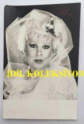 MEDİHA ŞEN SANCAKOĞLU'NUN ORİJİNAL FOTOĞRAFI - 14 x 9 cm EBADINDA - MEDİHA ŞEN SANCAKOĞLU STÜDYODA POZ VERİRKEN ÇEKİLMİŞ BİR KARE, STÜDYO EROL, ANKARA