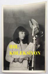 MEDİHA ŞEN SANCAKOĞLU'NUN ORİJİNAL FOTOĞRAFI - 18 x 12 cm EBADINDA - MEDİHA ŞEN SANCAKOĞLU STÜDYODA ŞARKI OKURKEN ÇEKİLMİŞ BİR KARE