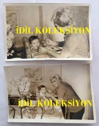 MEDİHA ŞEN SANCAKOĞLU'NUN ORİJİNAL 2'Lİ FOTOĞRAF SETİ - 18 x 12 cm EBADINDA - MEDİHA ŞEN SANCAKOĞLU KIZI EBRU'YA MAMA YEDİRİRKEN ÇEKİLMİŞ 2 GÜZEL KARE, 1976
