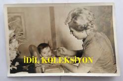 MEDİHA ŞEN SANCAKOĞLU'NUN ORİJİNAL 2'Lİ FOTOĞRAF SETİ - 18 x 12 cm EBADINDA - MEDİHA ŞEN SANCAKOĞLU KIZI EBRU'YA MAMA YEDİRİRKEN ÇEKİLMİŞ 2 GÜZEL KARE, 1976
