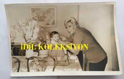 MEDİHA ŞEN SANCAKOĞLU'NUN ORİJİNAL 2'Lİ FOTOĞRAF SETİ - 18 x 12 cm EBADINDA - MEDİHA ŞEN SANCAKOĞLU KIZI EBRU'YA MAMA YEDİRİRKEN ÇEKİLMİŞ 2 GÜZEL KARE, 1976