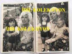 MEDİHA ŞEN SANCAKOĞLU'NUN ORİJİNAL 2'Lİ FOTOĞRAF SETİ - 18 x 12 cm EBADINDA - MEDİHA ŞEN SANCAKOĞLU KIZI EBRU ve TORUNUYLA HATIRA POZU VERİRKEN ÇEKİLMİŞ ÇOK GÜZEL 2 FARKLI KARE, ÖZEL ARŞİV
