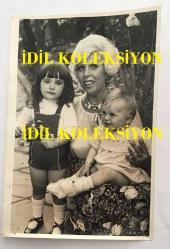 MEDİHA ŞEN SANCAKOĞLU'NUN ORİJİNAL 2'Lİ FOTOĞRAF SETİ - 18 x 12 cm EBADINDA - MEDİHA ŞEN SANCAKOĞLU KIZI EBRU ve TORUNUYLA HATIRA POZU VERİRKEN ÇEKİLMİŞ ÇOK GÜZEL 2 FARKLI KARE, ÖZEL ARŞİV
