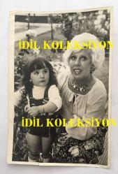 MEDİHA ŞEN SANCAKOĞLU'NUN ORİJİNAL 2'Lİ FOTOĞRAF SETİ - 18 x 12 cm EBADINDA - MEDİHA ŞEN SANCAKOĞLU KIZI EBRU ve TORUNUYLA HATIRA POZU VERİRKEN ÇEKİLMİŞ ÇOK GÜZEL 2 FARKLI KARE, ÖZEL ARŞİV