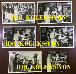 MEDİHA ŞEN SANCAKOĞLU'NUN ORİJİNAL 6'LI FOTOĞRAF SETİ - 18 x 12 cm ve 10 x 10 cm EBADINDA - MEDİHA ŞEN SANCAKOĞLU, TÜRKİYE CUMHURİYETİ 11. BAŞBAKANI SUAT HAYRİ ÜRGÜPLÜ'NÜN ELLERİNDEN ALTIN PLAK ÖDÜLÜ ALIRKEN ÇEKİLMİŞ 6 FARKLI KARE, 27 EKİM 1974