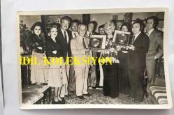 MEDİHA ŞEN SANCAKOĞLU'NUN ORİJİNAL 6'LI FOTOĞRAF SETİ - 18 x 12 cm ve 10 x 10 cm EBADINDA - MEDİHA ŞEN SANCAKOĞLU, TÜRKİYE CUMHURİYETİ 11. BAŞBAKANI SUAT HAYRİ ÜRGÜPLÜ'NÜN ELLERİNDEN ALTIN PLAK ÖDÜLÜ ALIRKEN ÇEKİLMİŞ 6 FARKLI KARE, 27 EKİM 1974