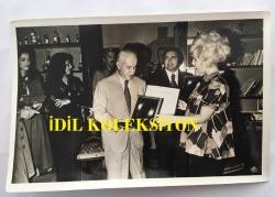 MEDİHA ŞEN SANCAKOĞLU'NUN ORİJİNAL 6'LI FOTOĞRAF SETİ - 18 x 12 cm ve 10 x 10 cm EBADINDA - MEDİHA ŞEN SANCAKOĞLU, TÜRKİYE CUMHURİYETİ 11. BAŞBAKANI SUAT HAYRİ ÜRGÜPLÜ'NÜN ELLERİNDEN ALTIN PLAK ÖDÜLÜ ALIRKEN ÇEKİLMİŞ 6 FARKLI KARE, 27 EKİM 1974