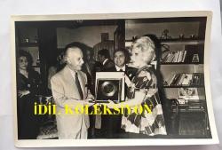 MEDİHA ŞEN SANCAKOĞLU'NUN ORİJİNAL 6'LI FOTOĞRAF SETİ - 18 x 12 cm ve 10 x 10 cm EBADINDA - MEDİHA ŞEN SANCAKOĞLU, TÜRKİYE CUMHURİYETİ 11. BAŞBAKANI SUAT HAYRİ ÜRGÜPLÜ'NÜN ELLERİNDEN ALTIN PLAK ÖDÜLÜ ALIRKEN ÇEKİLMİŞ 6 FARKLI KARE, 27 EKİM 1974