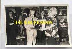 MEDİHA ŞEN SANCAKOĞLU'NUN ORİJİNAL 6'LI FOTOĞRAF SETİ - 18 x 12 cm ve 10 x 10 cm EBADINDA - MEDİHA ŞEN SANCAKOĞLU, TÜRKİYE CUMHURİYETİ 11. BAŞBAKANI SUAT HAYRİ ÜRGÜPLÜ'NÜN ELLERİNDEN ALTIN PLAK ÖDÜLÜ ALIRKEN ÇEKİLMİŞ 6 FARKLI KARE, 27 EKİM 1974