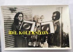 MEDİHA ŞEN SANCAKOĞLU'NUN ORİJİNAL 6'LI FOTOĞRAF SETİ - 18 x 12 cm ve 10 x 10 cm EBADINDA - MEDİHA ŞEN SANCAKOĞLU, TÜRKİYE CUMHURİYETİ 11. BAŞBAKANI SUAT HAYRİ ÜRGÜPLÜ'NÜN ELLERİNDEN ALTIN PLAK ÖDÜLÜ ALIRKEN ÇEKİLMİŞ 6 FARKLI KARE, 27 EKİM 1974