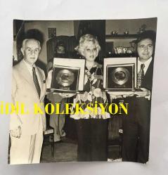 MEDİHA ŞEN SANCAKOĞLU'NUN ORİJİNAL 6'LI FOTOĞRAF SETİ - 18 x 12 cm ve 10 x 10 cm EBADINDA - MEDİHA ŞEN SANCAKOĞLU, TÜRKİYE CUMHURİYETİ 11. BAŞBAKANI SUAT HAYRİ ÜRGÜPLÜ'NÜN ELLERİNDEN ALTIN PLAK ÖDÜLÜ ALIRKEN ÇEKİLMİŞ 6 FARKLI KARE, 27 EKİM 1974