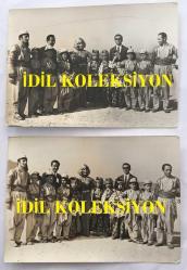 MEDİHA ŞEN SANCAKOĞLU'NUN ORİJİNAL 2'Lİ FOTOĞRAF SETİ - 18 x 12 cm EBADINDA - MEDİHA ŞEN SANCAKOĞLU, TEKİRDAĞ'DA İLKÖĞRETİM ÖĞRENCİLERİNİN FOLKLÖR EKİBİYLE HATIRA POZU VERİRKEN ÇEKİLMİŞ 2 FARKLI KARE