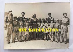 MEDİHA ŞEN SANCAKOĞLU'NUN ORİJİNAL 2'Lİ FOTOĞRAF SETİ - 18 x 12 cm EBADINDA - MEDİHA ŞEN SANCAKOĞLU, TEKİRDAĞ'DA İLKÖĞRETİM ÖĞRENCİLERİNİN FOLKLÖR EKİBİYLE HATIRA POZU VERİRKEN ÇEKİLMİŞ 2 FARKLI KARE