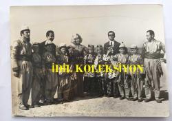 MEDİHA ŞEN SANCAKOĞLU'NUN ORİJİNAL 2'Lİ FOTOĞRAF SETİ - 18 x 12 cm EBADINDA - MEDİHA ŞEN SANCAKOĞLU, TEKİRDAĞ'DA İLKÖĞRETİM ÖĞRENCİLERİNİN FOLKLÖR EKİBİYLE HATIRA POZU VERİRKEN ÇEKİLMİŞ 2 FARKLI KARE