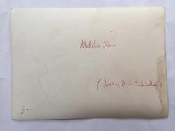 MEDİHA ŞEN SANCAKOĞLU'NUN ORİJİNAL 2'Lİ FOTOĞRAF SETİ - 18 x 12 cm EBADINDA - MEDİHA ŞEN SANCAKOĞLU, TEKİRDAĞ'DA İLKÖĞRETİM ÖĞRENCİLERİNİN FOLKLÖR EKİBİYLE HATIRA POZU VERİRKEN ÇEKİLMİŞ 2 FARKLI KARE