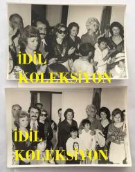 MEDİHA ŞEN SANCAKOĞLU'NUN ORİJİNAL 2'Lİ FOTOĞRAF SETİ - 18 x 12 cm EBADINDA - MEDİHA ŞEN SANCAKOĞLU BİR DAVETİYEDE KONUKLARLA BİRLİKTE HATIRA POZU VERİRKEN ÇEKİLMİŞ 2 FARKLI KARE