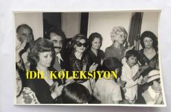 MEDİHA ŞEN SANCAKOĞLU'NUN ORİJİNAL 2'Lİ FOTOĞRAF SETİ - 18 x 12 cm EBADINDA - MEDİHA ŞEN SANCAKOĞLU BİR DAVETİYEDE KONUKLARLA BİRLİKTE HATIRA POZU VERİRKEN ÇEKİLMİŞ 2 FARKLI KARE