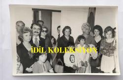 MEDİHA ŞEN SANCAKOĞLU'NUN ORİJİNAL 2'Lİ FOTOĞRAF SETİ - 18 x 12 cm EBADINDA - MEDİHA ŞEN SANCAKOĞLU BİR DAVETİYEDE KONUKLARLA BİRLİKTE HATIRA POZU VERİRKEN ÇEKİLMİŞ 2 FARKLI KARE