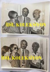 MEDİHA ŞEN SANCAKOĞLU'NUN ORİJİNAL 2'Lİ FOTOĞRAF SETİ - 18 x 12 cm EBADINDA - MEDİHA ŞEN SANCAKOĞLU, HASTANE BAŞHEKİMİ DR. MÜCAHİT ATMANOĞLU İLE HATIRA POZU VERİRKEN ÇEKİLMİŞ 2 FARKLI KARE, 16 HAZİRAN 1984