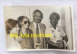 MEDİHA ŞEN SANCAKOĞLU'NUN ORİJİNAL 2'Lİ FOTOĞRAF SETİ - 18 x 12 cm EBADINDA - MEDİHA ŞEN SANCAKOĞLU, HASTANE BAŞHEKİMİ DR. MÜCAHİT ATMANOĞLU İLE HATIRA POZU VERİRKEN ÇEKİLMİŞ 2 FARKLI KARE, 16 HAZİRAN 1984