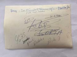 MEDİHA ŞEN SANCAKOĞLU'NUN ORİJİNAL 2'Lİ FOTOĞRAF SETİ - 18 x 12 cm EBADINDA - MEDİHA ŞEN SANCAKOĞLU, HASTANE BAŞHEKİMİ DR. MÜCAHİT ATMANOĞLU İLE HATIRA POZU VERİRKEN ÇEKİLMİŞ 2 FARKLI KARE, 16 HAZİRAN 1984