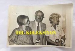 MEDİHA ŞEN SANCAKOĞLU'NUN ORİJİNAL 2'Lİ FOTOĞRAF SETİ - 18 x 12 cm EBADINDA - MEDİHA ŞEN SANCAKOĞLU, HASTANE BAŞHEKİMİ DR. MÜCAHİT ATMANOĞLU İLE HATIRA POZU VERİRKEN ÇEKİLMİŞ 2 FARKLI KARE, 16 HAZİRAN 1984
