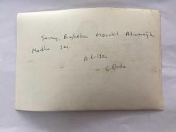 MEDİHA ŞEN SANCAKOĞLU'NUN ORİJİNAL 2'Lİ FOTOĞRAF SETİ - 18 x 12 cm EBADINDA - MEDİHA ŞEN SANCAKOĞLU, HASTANE BAŞHEKİMİ DR. MÜCAHİT ATMANOĞLU İLE HATIRA POZU VERİRKEN ÇEKİLMİŞ 2 FARKLI KARE, 16 HAZİRAN 1984