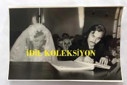MEDİHA ŞEN SANCAKOĞLU'NUN ORİJİNAL 7'Lİ FOTOĞRAF SETİ - 18 x 12 cm EBADINDA - MEDİHA ŞEN SANCAKOĞLU, KIZI AYFER'İN DÜĞÜNÜNDE OĞLU GÖKHAN ve DİĞER AİLE ÜYELERİYLE BİRLİKTEYKEN ÇEKİLMİŞ 7 FARKLI KARE