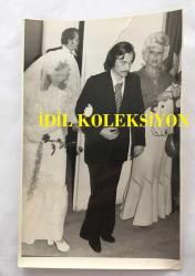 MEDİHA ŞEN SANCAKOĞLU'NUN ORİJİNAL 7'Lİ FOTOĞRAF SETİ - 18 x 12 cm EBADINDA - MEDİHA ŞEN SANCAKOĞLU, KIZI AYFER'İN DÜĞÜNÜNDE OĞLU GÖKHAN ve DİĞER AİLE ÜYELERİYLE BİRLİKTEYKEN ÇEKİLMİŞ 7 FARKLI KARE