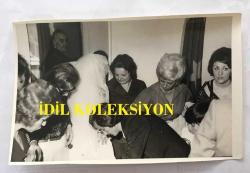MEDİHA ŞEN SANCAKOĞLU'NUN ORİJİNAL 7'Lİ FOTOĞRAF SETİ - 18 x 12 cm EBADINDA - MEDİHA ŞEN SANCAKOĞLU, KIZI AYFER'İN DÜĞÜNÜNDE OĞLU GÖKHAN ve DİĞER AİLE ÜYELERİYLE BİRLİKTEYKEN ÇEKİLMİŞ 7 FARKLI KARE