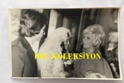 MEDİHA ŞEN SANCAKOĞLU'NUN ORİJİNAL 7'Lİ FOTOĞRAF SETİ - 18 x 12 cm EBADINDA - MEDİHA ŞEN SANCAKOĞLU, KIZI AYFER'İN DÜĞÜNÜNDE OĞLU GÖKHAN ve DİĞER AİLE ÜYELERİYLE BİRLİKTEYKEN ÇEKİLMİŞ 7 FARKLI KARE