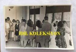 MEDİHA ŞEN SANCAKOĞLU'NUN ORİJİNAL 7'Lİ FOTOĞRAF SETİ - 18 x 12 cm EBADINDA - MEDİHA ŞEN SANCAKOĞLU, KIZI AYFER'İN DÜĞÜNÜNDE OĞLU GÖKHAN ve DİĞER AİLE ÜYELERİYLE BİRLİKTEYKEN ÇEKİLMİŞ 7 FARKLI KARE