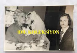 MEDİHA ŞEN SANCAKOĞLU'NUN ORİJİNAL 7'Lİ FOTOĞRAF SETİ - 18 x 12 cm EBADINDA - MEDİHA ŞEN SANCAKOĞLU, KIZI AYFER'İN DÜĞÜNÜNDE OĞLU GÖKHAN ve DİĞER AİLE ÜYELERİYLE BİRLİKTEYKEN ÇEKİLMİŞ 7 FARKLI KARE
