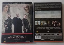 AV MEVSİMİ / Şener Şen & Cem Yılmaz - ** Karton korumalı koleksiyoner edisyon ** ~ [ DVD + FİLM MÜZİKLERİ CD • 3 DİSC ]