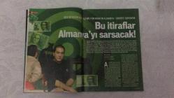 YENİ AKTÜEL  HAFTALIK HABER DERGİSİ - SAYI:22    -13-19 ARALIK 2005   -  13–19 ARALIK 2005 MOSTUROĞLU “FATİH TERİM’İ UYARMIŞTIK” DİYEREK GÜNDEM YARATIYOR – ALMANYA’DA 1.2 MİLYON MARK ÇALAN TÜRK’ÜN İTİRAFLARI DERİN DEVLETİ SARSIYOR –  DİYEN ERKEK KUMA OLAYI ŞAŞIRTICI DETAYLARLA ANLATILIYOR – ESKİ EŞTEN İCLAL AYDIN’A ELEŞTİRİ: “C, D GRUBU OKUR, ENTELEKTÜEL DEĞİL” – TUĞÇE KAZAZ’IN DİN DEĞİŞİMİ VE YUNAN EŞİYLE YAŞAMI PERİHAN MAGDEN’İN KALEMİNDEN “ORTODONTİ MEZHEBİ” VE “MARKA İHANETİ” BAŞLIKLARIYLA DEĞERLENDİRİLİYOR – “İCLAL AYDIN VE TUĞÇE KAZAZ KENDİ MARKALARINA İHANET ETTİ” YORUMU GÜNDEME DAMGA VURUYOR – YUNANİSTAN’DA TİYATRO AŞKI VE SANATA YÖNELİM “SONSUZA DEK UZATILMIŞ BİR ÇOCUKLUK” OLARAK TANIMLANIYOR – “LEVHA DEĞİŞTİRMEK” ÜZERİNDEN KİMLİK, İMAJ VE MAHREMİYET TARTIŞMASI YÜRÜTÜLÜYOR – SAĞLIK BÖLÜMÜNDE “14 SORUDA SELF-SERVİS TEDAVİ” ÖNERİLERİ SUNULUYOR -  MOSTUROĞLU – FATİH TERİM – TUĞÇE KAZAZ – YORGOS KAZAZ – PERİHAN MAGDEN – İCLAL AYDIN –130 SAYFA