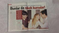 YENİ AKTÜEL  HAFTALIK HABER DERGİSİ - SAYI:22    -13-19 ARALIK 2005   -  13–19 ARALIK 2005 MOSTUROĞLU “FATİH TERİM’İ UYARMIŞTIK” DİYEREK GÜNDEM YARATIYOR – ALMANYA’DA 1.2 MİLYON MARK ÇALAN TÜRK’ÜN İTİRAFLARI DERİN DEVLETİ SARSIYOR –  DİYEN ERKEK KUMA OLAYI ŞAŞIRTICI DETAYLARLA ANLATILIYOR – ESKİ EŞTEN İCLAL AYDIN’A ELEŞTİRİ: “C, D GRUBU OKUR, ENTELEKTÜEL DEĞİL” – TUĞÇE KAZAZ’IN DİN DEĞİŞİMİ VE YUNAN EŞİYLE YAŞAMI PERİHAN MAGDEN’İN KALEMİNDEN “ORTODONTİ MEZHEBİ” VE “MARKA İHANETİ” BAŞLIKLARIYLA DEĞERLENDİRİLİYOR – “İCLAL AYDIN VE TUĞÇE KAZAZ KENDİ MARKALARINA İHANET ETTİ” YORUMU GÜNDEME DAMGA VURUYOR – YUNANİSTAN’DA TİYATRO AŞKI VE SANATA YÖNELİM “SONSUZA DEK UZATILMIŞ BİR ÇOCUKLUK” OLARAK TANIMLANIYOR – “LEVHA DEĞİŞTİRMEK” ÜZERİNDEN KİMLİK, İMAJ VE MAHREMİYET TARTIŞMASI YÜRÜTÜLÜYOR – SAĞLIK BÖLÜMÜNDE “14 SORUDA SELF-SERVİS TEDAVİ” ÖNERİLERİ SUNULUYOR -  MOSTUROĞLU – FATİH TERİM – TUĞÇE KAZAZ – YORGOS KAZAZ – PERİHAN MAGDEN – İCLAL AYDIN –130 SAYFA