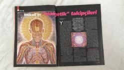 AKTÜEL  HAFTALIK HABER DERGİSİ - SAYI:605 - 20-026 ŞUBAT 2003 -   ZERDA’NIN GENÇ YILDIZLARI BARIŞ ÇAKMAK VE DERYA ARTEMEL KAPAKTA – “ANADOLU’NUN GERÇEK STARLARI” DOSYASINDA HEME HACI, GÜLA SERHADE, RECEBİM VE FAHRİYE GÜNEY’İN YÜKSELİŞİ ANLATILDI – AKP’NİN IRAK POLİTİKASI “ANTI KALKAN” DOSYASIYLA DEĞERLENDİRİLDİ, ALİ BULAÇ, NURAY MERT, MEHMET METİNER VE NIHÂL BENGİSU KARACA GÖRÜŞLERİNİ PAYLAŞTI – İNCİRLİK’TEKİ SESSİZLİK VE AMERİKALI ASKERLERİN SÖZLERİ EFSANEYE DÖNÜŞÜYOR – “2012’DE RÜYA BİTİYOR” BAŞLIĞIYLA EN BÜYÜK 10 KOMPLO TEORİSİ DERLENDİ – REFİK ERDURAN “BİR ERKEĞE BİR KADIN YETMEZ” DİYEREK GÜNDEM YARATTI – 12 YAŞINDA ÜNİVERSİTEYE GİREN, 20’SİNDE PROFESÖR OLAN ERIC DEMAINE ORİGAMİ SANATINI MIT’TE ANLATIYOR – ÖMER AĞIN TKP TARİHİNİ “ALEV, DUVAR VE TKP” KİTABIYLA AKTARIYOR – LALENİN KIZARTMASINDAN MENEKŞE SALATASINA “ÇİÇEK YEME TRENDİ” MUTFAKLARI FETHEDİYOR – GÜZELLİK SALONLARINDAKİ BAZI UYGULAMALARIN SADECE DOKTORLAR TARAFINDAN YAPILABİLECEĞİ VURGULANDI – EMF TEKNİĞİ REIKI’ 98  SAYFA