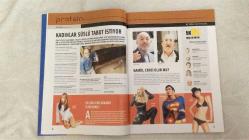 YENİ AKTÜEL  HAFTALIK HABER DERGİSİ - SAYI:26 - 20-26 EKİM 2004 - İSLAMİ SOV DÜNYASI “YIKILIYO” BAŞLIĞIYLA ÇİZGİ FİLM, FİLM VE VAAZ ALBÜMLERİNDEN OLUŞAN DİNİ MEDYA PİYASASI MERCEK ALTINA ALINDI, “KABİRDEN MEKTUP VAR” ŞİİR CD’Sİ BİR NUMARA OLARAK ÖNE ÇIKTI – ESKİ POLİS ADIL SERDAR SAÇAN, İSTANBUL’DA KÜRT MAFYASININ YENİDEN YÜKSELİŞİNE DAİR ÇARPICI AÇIKLAMALARDA BULUNDU – “YALNIZLIK ÖMÜR BOYU” DOSYASIYLA SONBAHARDA DERİNLEŞEN YALNIZLIK HALİ FOTOĞRAFLARLA GÖRÜNTÜLENDİ, YALNIZLIK BİR HASTALIK MI, YOKSA SEÇİLMİŞ BİR DURUM MU OLARAK TARTIŞILDI – BJÖRK’ÜN YENİ ALBÜMÜ “MEDULLA” MÜZİK TARİHİNDEKİ EZBER BOZAN YERİNİ PEKİŞTİRİYOR – KÖRÜKLÜ HIDIR AMCA DİJİTAL FOTOĞRAF MAKİNELERİNE KARŞI DİRENİYOR, “ARTIK FOTOĞRAF ÇEKİLMİYOR, YAPILIYOR” DİYEREK FOTOĞRAF SANATININ GELECEĞİNE IŞIK TUTUYOR – ERCÜMENT VURAL VE ÖNDER FOCAN “KIRMIZIYA ÇALIYOR” ALBÜMÜYLE CAZ MÜZİĞİNDE BİR ARAYA GELDİ – TARIK ALİ’NİN “İMPARATORLUK, DİRENİŞ VE İSYAN” KİTABI IRAK İŞGALİNE KARŞI YENİ BİR MÜCADELE ÇAĞRISI SUNUYOR –  114  SAYFA