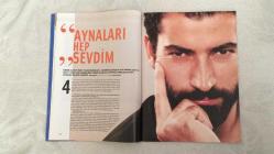 YENİ AKTÜEL  HAFTALIK HABER DERGİSİ - SAYI:26 - 20-26 EKİM 2004 - İSLAMİ SOV DÜNYASI “YIKILIYO” BAŞLIĞIYLA ÇİZGİ FİLM, FİLM VE VAAZ ALBÜMLERİNDEN OLUŞAN DİNİ MEDYA PİYASASI MERCEK ALTINA ALINDI, “KABİRDEN MEKTUP VAR” ŞİİR CD’Sİ BİR NUMARA OLARAK ÖNE ÇIKTI – ESKİ POLİS ADIL SERDAR SAÇAN, İSTANBUL’DA KÜRT MAFYASININ YENİDEN YÜKSELİŞİNE DAİR ÇARPICI AÇIKLAMALARDA BULUNDU – “YALNIZLIK ÖMÜR BOYU” DOSYASIYLA SONBAHARDA DERİNLEŞEN YALNIZLIK HALİ FOTOĞRAFLARLA GÖRÜNTÜLENDİ, YALNIZLIK BİR HASTALIK MI, YOKSA SEÇİLMİŞ BİR DURUM MU OLARAK TARTIŞILDI – BJÖRK’ÜN YENİ ALBÜMÜ “MEDULLA” MÜZİK TARİHİNDEKİ EZBER BOZAN YERİNİ PEKİŞTİRİYOR – KÖRÜKLÜ HIDIR AMCA DİJİTAL FOTOĞRAF MAKİNELERİNE KARŞI DİRENİYOR, “ARTIK FOTOĞRAF ÇEKİLMİYOR, YAPILIYOR” DİYEREK FOTOĞRAF SANATININ GELECEĞİNE IŞIK TUTUYOR – ERCÜMENT VURAL VE ÖNDER FOCAN “KIRMIZIYA ÇALIYOR” ALBÜMÜYLE CAZ MÜZİĞİNDE BİR ARAYA GELDİ – TARIK ALİ’NİN “İMPARATORLUK, DİRENİŞ VE İSYAN” KİTABI IRAK İŞGALİNE KARŞI YENİ BİR MÜCADELE ÇAĞRISI SUNUYOR –  114  SAYFA