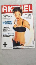 YENİ AKTÜEL  HAFTALIK HABER DERGİSİ - SAYI:22 - 22-28 EYLÜL 2004 -  YENİ AKTÜEL BU SAYISINDA BEDEN TAKINTISINDAN KİTAP OKUMA ALIŞKANLIĞINA, KAPALIÇARŞI’DAKİ TİCARET AHLAKINDAN SONBAHAR SERGİLERİNE KADAR TOPLUMUN NABZINI TUTUYOR – “ÇOCUKLAR DİYETE BAŞLADI!” DOSYASIYLA TOPLUMUN KUSURSUZLUK BASKISI ALTINDA 12 YAŞINDAKİ ÇOCUKLARIN BARBIE ÖLÇÜLERİNE ULAŞMA ÇABASI ELE ALINIYOR – “BU AN BENİM BİTTİĞİM ANDIR” SLOGANIYLA BAZI KİŞİLERİN HAYATLARINDA KIRILMA NOKTASI OLAN ANLAR DERLENDİ – “BU KİTAPLARI KİM OKUYOR?” DOSYASINDA TÜRKİYE’DE KİTAP OKUMA ORANLARI DÜŞÜK OLSA DA YAYINCILIK SEKTÖRÜNÜN BÜYÜMESİNE DİKKAT ÇEKİLDİ – İZMİT DEPREMİ SONRASI BÖLGEDE ALKOL BAĞIMLILIĞININ ARTIŞI PSİKOLOGLAR DERNEĞİ VERİLERİYLE İNCELENDİ – MICHAEL ALBERT “KATILIMCI EKONOMİ” KİTABIYLA ALTERNATİF KÜRESELLEŞMEYİ ANLATTI – ANGELINA JOLIE “SEÇTİĞİM ROLLER TERAPİM” DİYEREK OYUNCULUKTAKİ SINIRLARI VE KİŞİSEL DÖNÜŞÜMÜ PAYLAŞTI – MEHMET ALİ KILIÇBAY “MAYMUNLARA ÖZGÜRLÜK” YAZISIYLA GÜNDEMDE – KAPALIÇARŞI’DA TİCARET “114  SAYFA