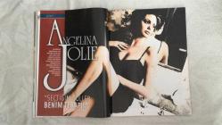 YENİ AKTÜEL  HAFTALIK HABER DERGİSİ - SAYI:22 - 22-28 EYLÜL 2004 -  YENİ AKTÜEL BU SAYISINDA BEDEN TAKINTISINDAN KİTAP OKUMA ALIŞKANLIĞINA, KAPALIÇARŞI’DAKİ TİCARET AHLAKINDAN SONBAHAR SERGİLERİNE KADAR TOPLUMUN NABZINI TUTUYOR – “ÇOCUKLAR DİYETE BAŞLADI!” DOSYASIYLA TOPLUMUN KUSURSUZLUK BASKISI ALTINDA 12 YAŞINDAKİ ÇOCUKLARIN BARBIE ÖLÇÜLERİNE ULAŞMA ÇABASI ELE ALINIYOR – “BU AN BENİM BİTTİĞİM ANDIR” SLOGANIYLA BAZI KİŞİLERİN HAYATLARINDA KIRILMA NOKTASI OLAN ANLAR DERLENDİ – “BU KİTAPLARI KİM OKUYOR?” DOSYASINDA TÜRKİYE’DE KİTAP OKUMA ORANLARI DÜŞÜK OLSA DA YAYINCILIK SEKTÖRÜNÜN BÜYÜMESİNE DİKKAT ÇEKİLDİ – İZMİT DEPREMİ SONRASI BÖLGEDE ALKOL BAĞIMLILIĞININ ARTIŞI PSİKOLOGLAR DERNEĞİ VERİLERİYLE İNCELENDİ – MICHAEL ALBERT “KATILIMCI EKONOMİ” KİTABIYLA ALTERNATİF KÜRESELLEŞMEYİ ANLATTI – ANGELINA JOLIE “SEÇTİĞİM ROLLER TERAPİM” DİYEREK OYUNCULUKTAKİ SINIRLARI VE KİŞİSEL DÖNÜŞÜMÜ PAYLAŞTI – MEHMET ALİ KILIÇBAY “MAYMUNLARA ÖZGÜRLÜK” YAZISIYLA GÜNDEMDE – KAPALIÇARŞI’DA TİCARET “114  SAYFA