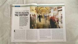 YENİ AKTÜEL  HAFTALIK HABER DERGİSİ - SAYI:22 - 22-28 EYLÜL 2004 -  YENİ AKTÜEL BU SAYISINDA BEDEN TAKINTISINDAN KİTAP OKUMA ALIŞKANLIĞINA, KAPALIÇARŞI’DAKİ TİCARET AHLAKINDAN SONBAHAR SERGİLERİNE KADAR TOPLUMUN NABZINI TUTUYOR – “ÇOCUKLAR DİYETE BAŞLADI!” DOSYASIYLA TOPLUMUN KUSURSUZLUK BASKISI ALTINDA 12 YAŞINDAKİ ÇOCUKLARIN BARBIE ÖLÇÜLERİNE ULAŞMA ÇABASI ELE ALINIYOR – “BU AN BENİM BİTTİĞİM ANDIR” SLOGANIYLA BAZI KİŞİLERİN HAYATLARINDA KIRILMA NOKTASI OLAN ANLAR DERLENDİ – “BU KİTAPLARI KİM OKUYOR?” DOSYASINDA TÜRKİYE’DE KİTAP OKUMA ORANLARI DÜŞÜK OLSA DA YAYINCILIK SEKTÖRÜNÜN BÜYÜMESİNE DİKKAT ÇEKİLDİ – İZMİT DEPREMİ SONRASI BÖLGEDE ALKOL BAĞIMLILIĞININ ARTIŞI PSİKOLOGLAR DERNEĞİ VERİLERİYLE İNCELENDİ – MICHAEL ALBERT “KATILIMCI EKONOMİ” KİTABIYLA ALTERNATİF KÜRESELLEŞMEYİ ANLATTI – ANGELINA JOLIE “SEÇTİĞİM ROLLER TERAPİM” DİYEREK OYUNCULUKTAKİ SINIRLARI VE KİŞİSEL DÖNÜŞÜMÜ PAYLAŞTI – MEHMET ALİ KILIÇBAY “MAYMUNLARA ÖZGÜRLÜK” YAZISIYLA GÜNDEMDE – KAPALIÇARŞI’DA TİCARET “114  SAYFA